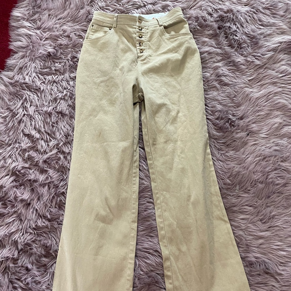 Backyard roses tan pants